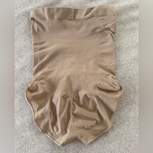 NWT SKIMS Beige Seamless Shapewear Slip